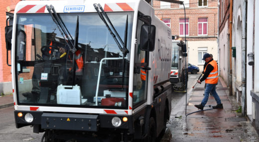Nettoyage de fond dans une rue du quartier Sainte-Elisabeth, par le service Propreté de la ville de Roubaix.