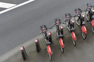 Vélos alignés dans une station V'Lille