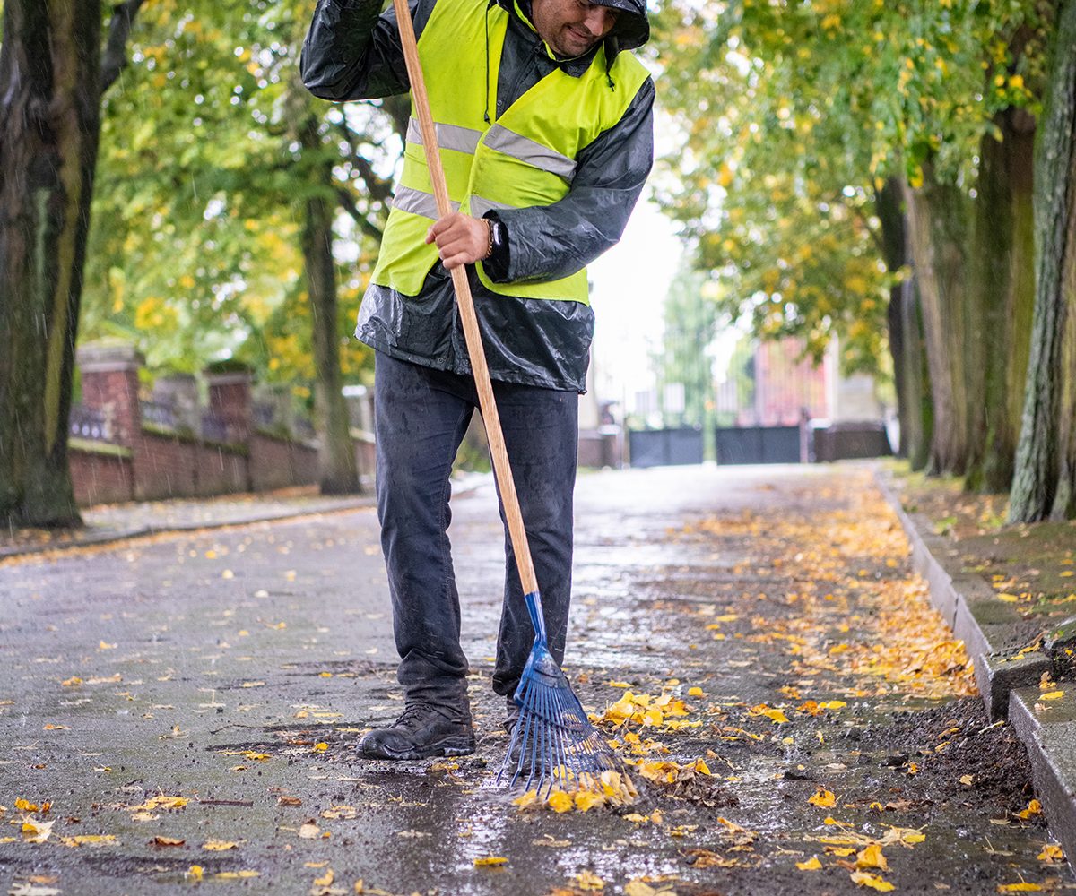 agent municipal ramassant des feuilles au cimetière de Roubaix