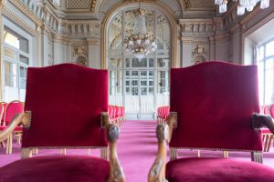 Deux sièges de velours rouge dans la salle des mariages de l'Hôtel de Ville de Roubaix.