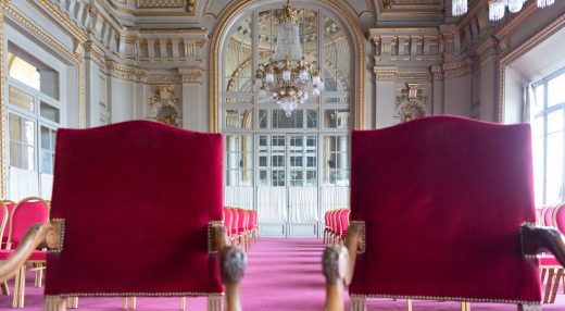 Deux sièges de velours rouge dans la salle des mariages de l'Hôtel de Ville de Roubaix.