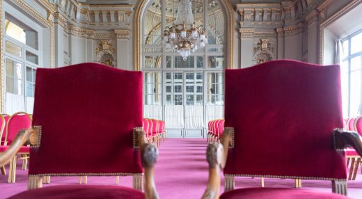Deux sièges de velours rouge dans la salle des mariages de l'Hôtel de Ville de Roubaix.