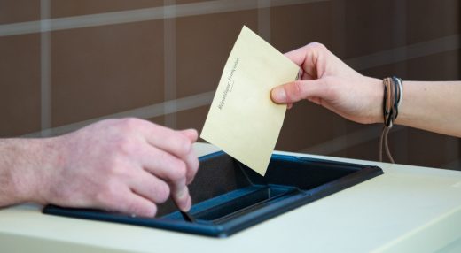 Bulletin de vote déposé dans une urne électorale