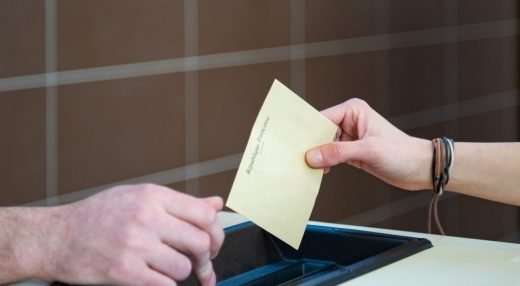 Bulletin de vote déposé dans une urne électorale