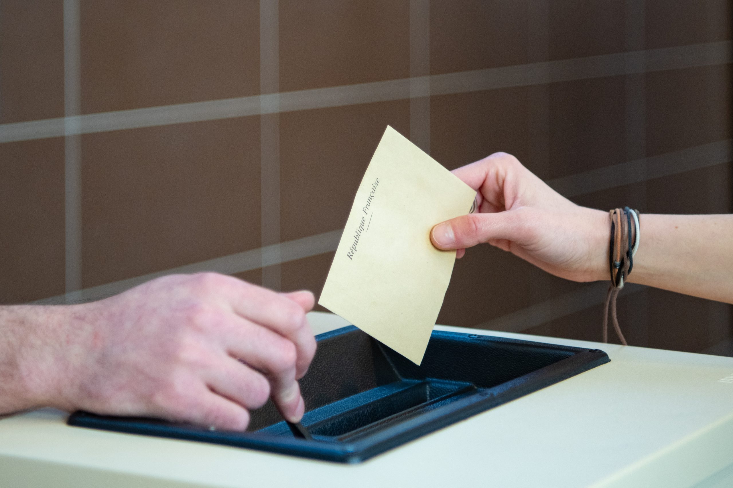 Bulletin de vote déposé dans une urne électorale
