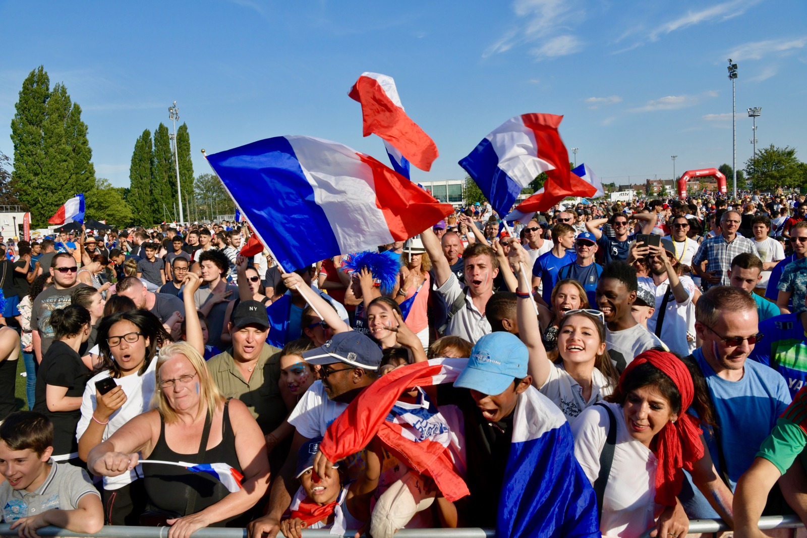 supporter de l'équipe de France devant écran géant pour la victoire des bleus