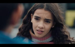 Sanya Salhi dans le film Haut les Coeurs
