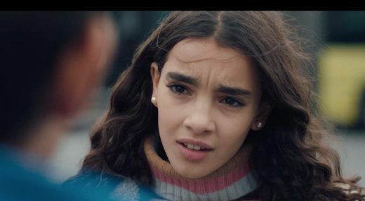 Sanya Salhi dans le film Haut les Coeurs