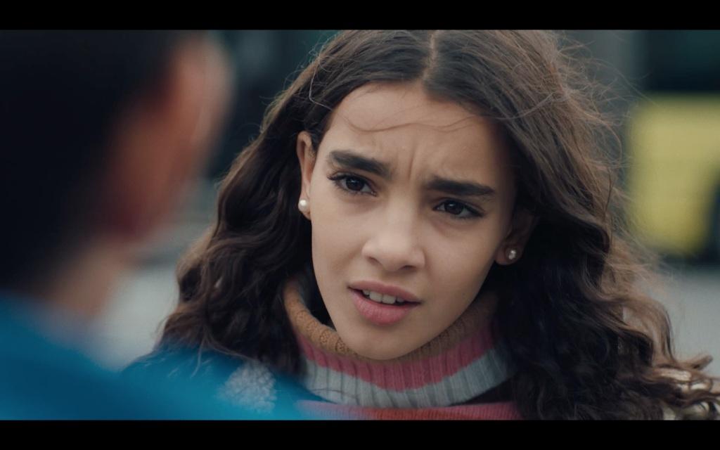 Sanya Salhi dans le film Haut les Coeurs