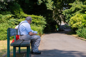 Un lecteur assis sur un banc au square Pierre-Catteau