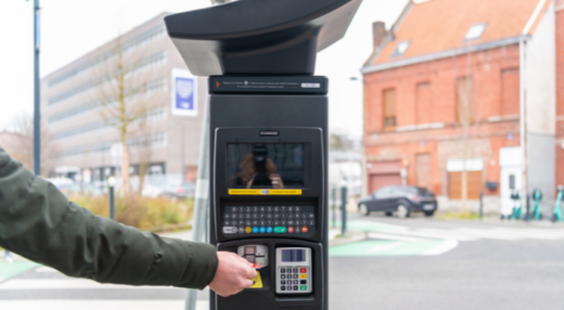 Stationnement payant : Horodateur dans une rue de Roubaix
