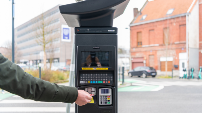 Stationnement payant : Horodateur dans une rue de Roubaix