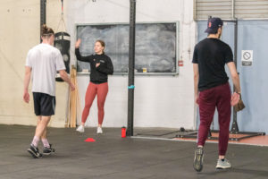 En pleine séance de crossfit, la coach donne ses consignes