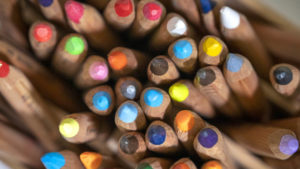 Visuel crayons illustrant l'actualité sur les inscriptions scolaires 2022