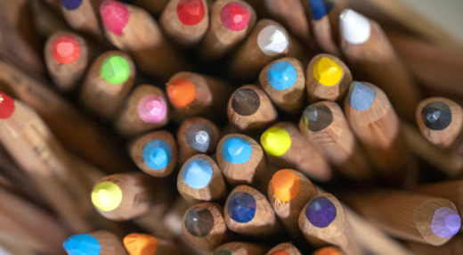 Visuel crayons illustrant l'actualité sur les inscriptions scolaires 2022