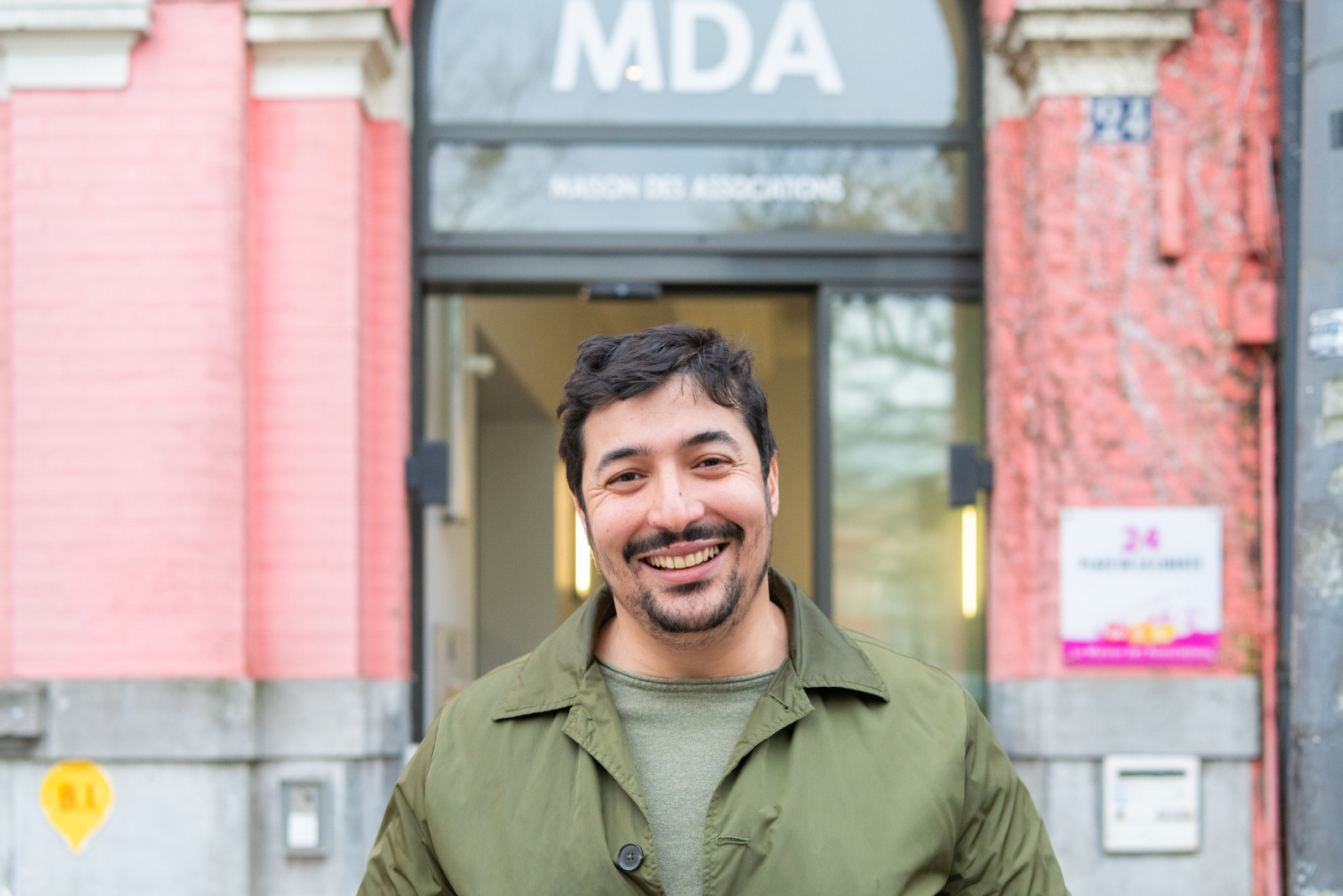 Larbi Liferki, nouveau président de la Maison des Associations devant les locaux de la MDA