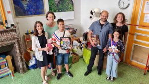 Les élus du CME offre des jouets à l'association Amitié-Partage