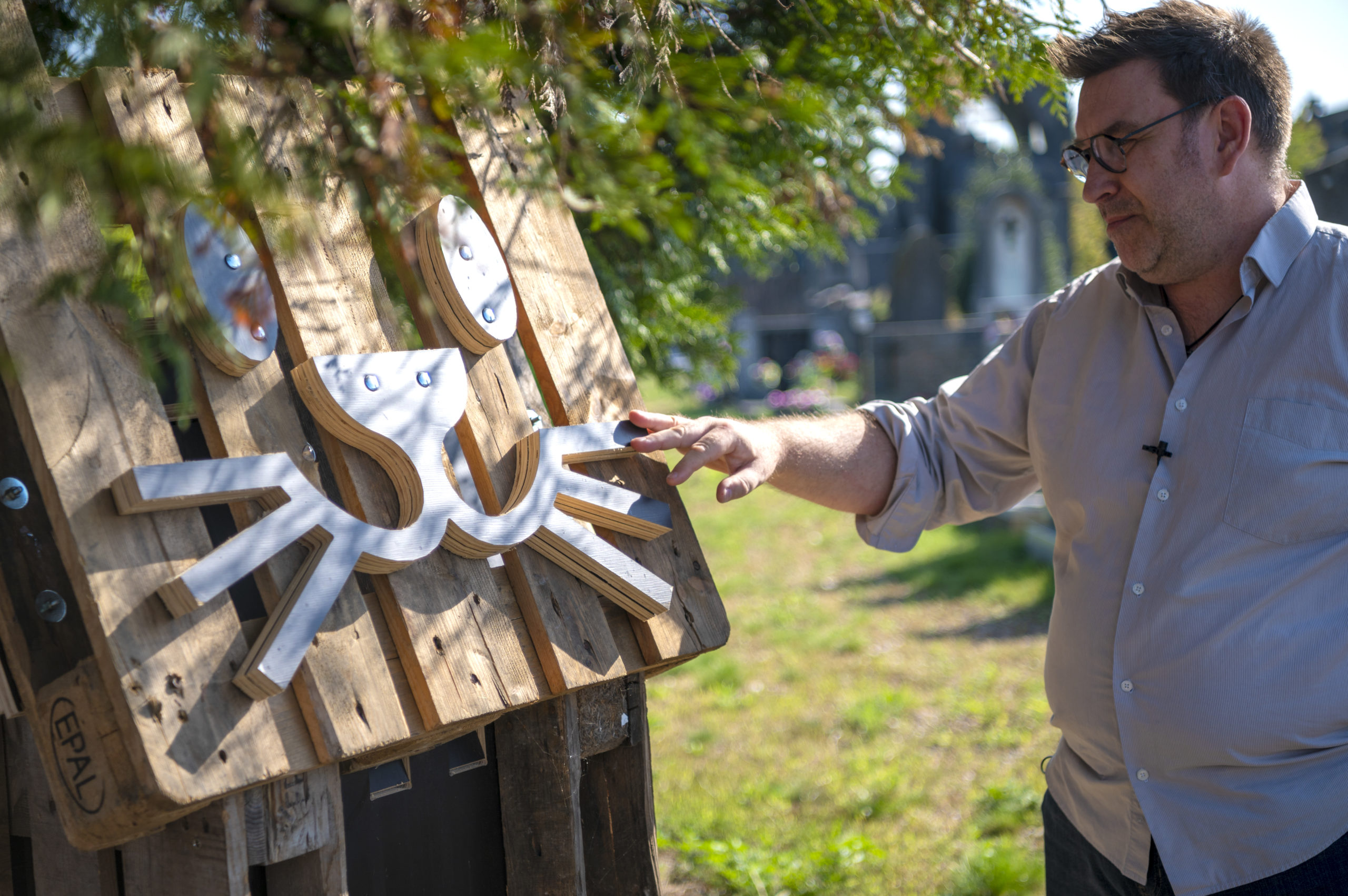 Des arbres à chat ont été installés au cimetière de Roubaix
