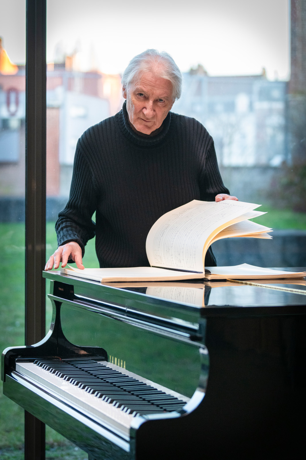 Jacques Lenot, compositeur de musique contemporaine, dans les locaux du Conservatoire de Roubaix