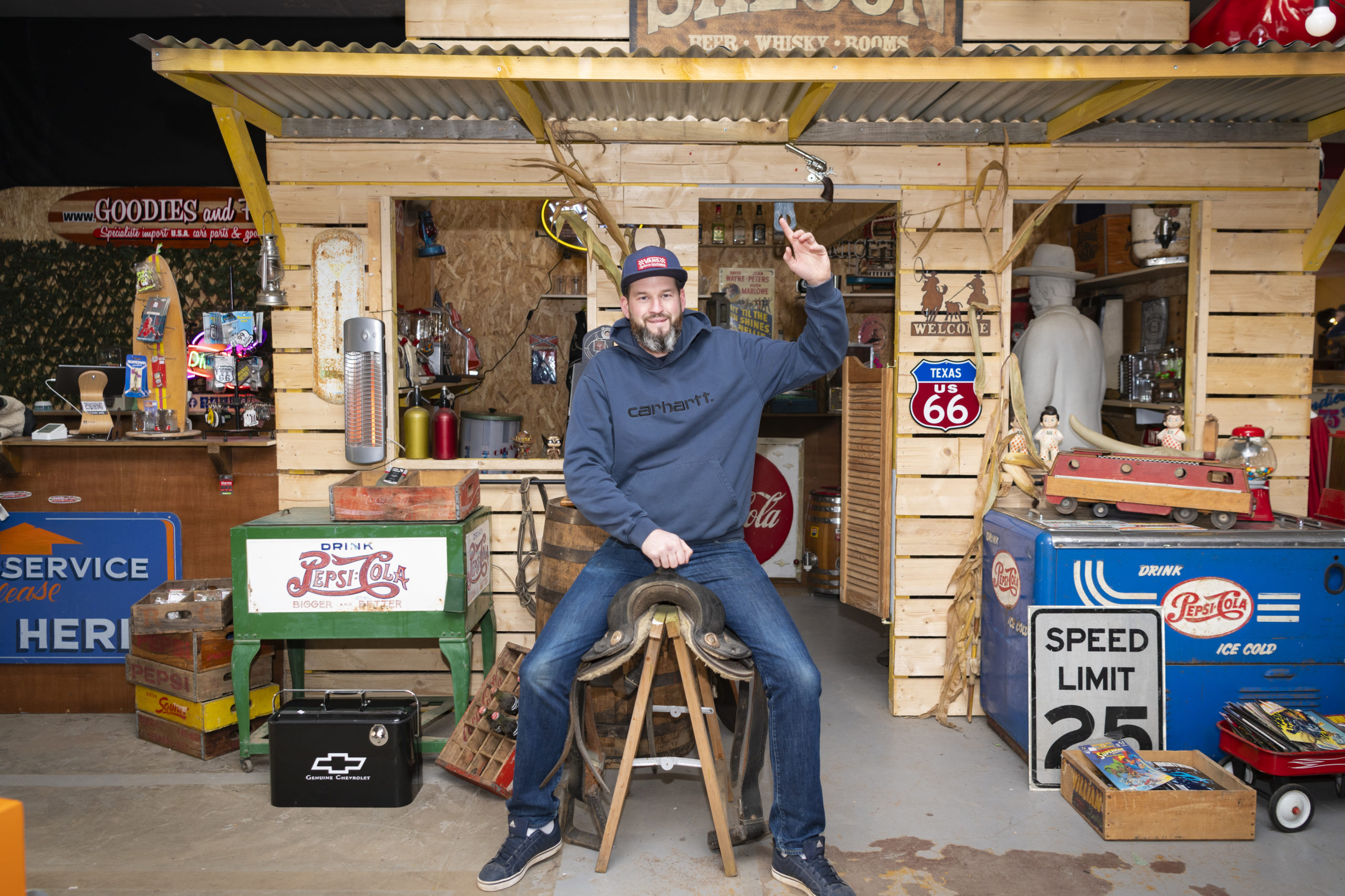 Jeremy Darras dans son ANtique Market Goodies and Family