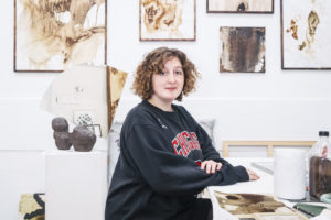 Chloé Besnard, photographe et plasticienne, dans son atelier de la Condition Publique à Roubaix.