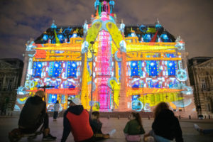mapping sur les façades de l' hôtel de ville et une partie de l'église St Martin, oeuvre du peintre vidéaste Xavier de Richemont.