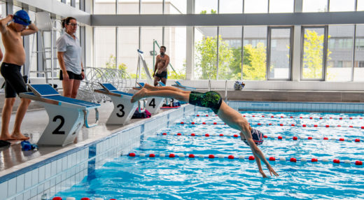 Prises de vues de l'ecole de natation a la piscine Lesaffre. Nageurs plongeurs... Roubaix natation