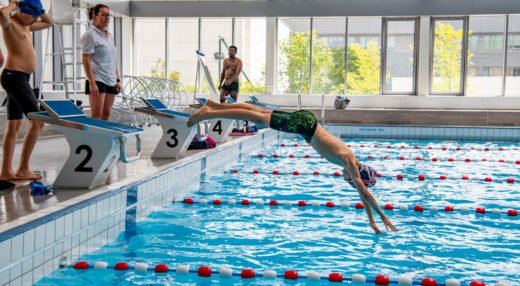 Prises de vues de l'ecole de natation a la piscine Lesaffre. Nageurs plongeurs... Roubaix natation