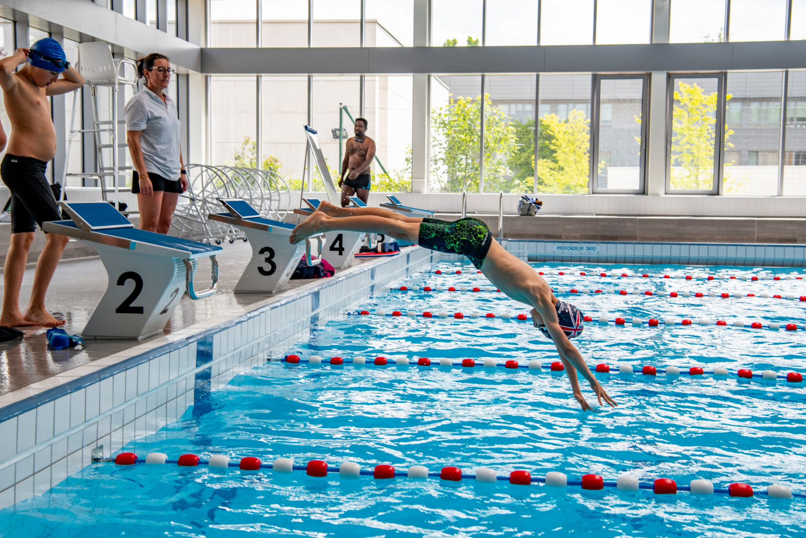 Prises de vues de l'ecole de natation a la piscine Lesaffre. Nageurs plongeurs... Roubaix natation